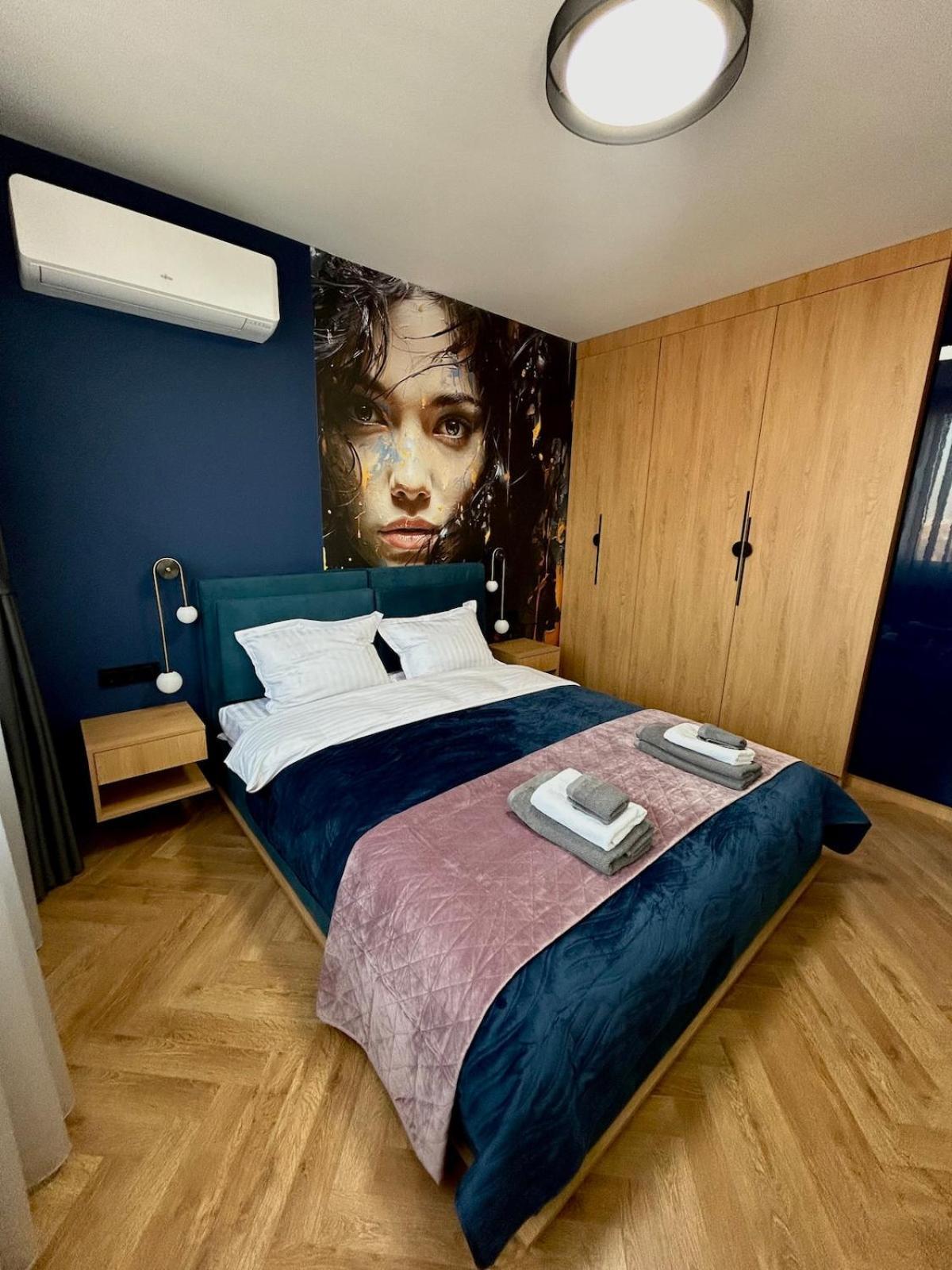 Apartemen Blue Iris, 2br, Workspace, Jacuzzi And Stunning Views Sofia