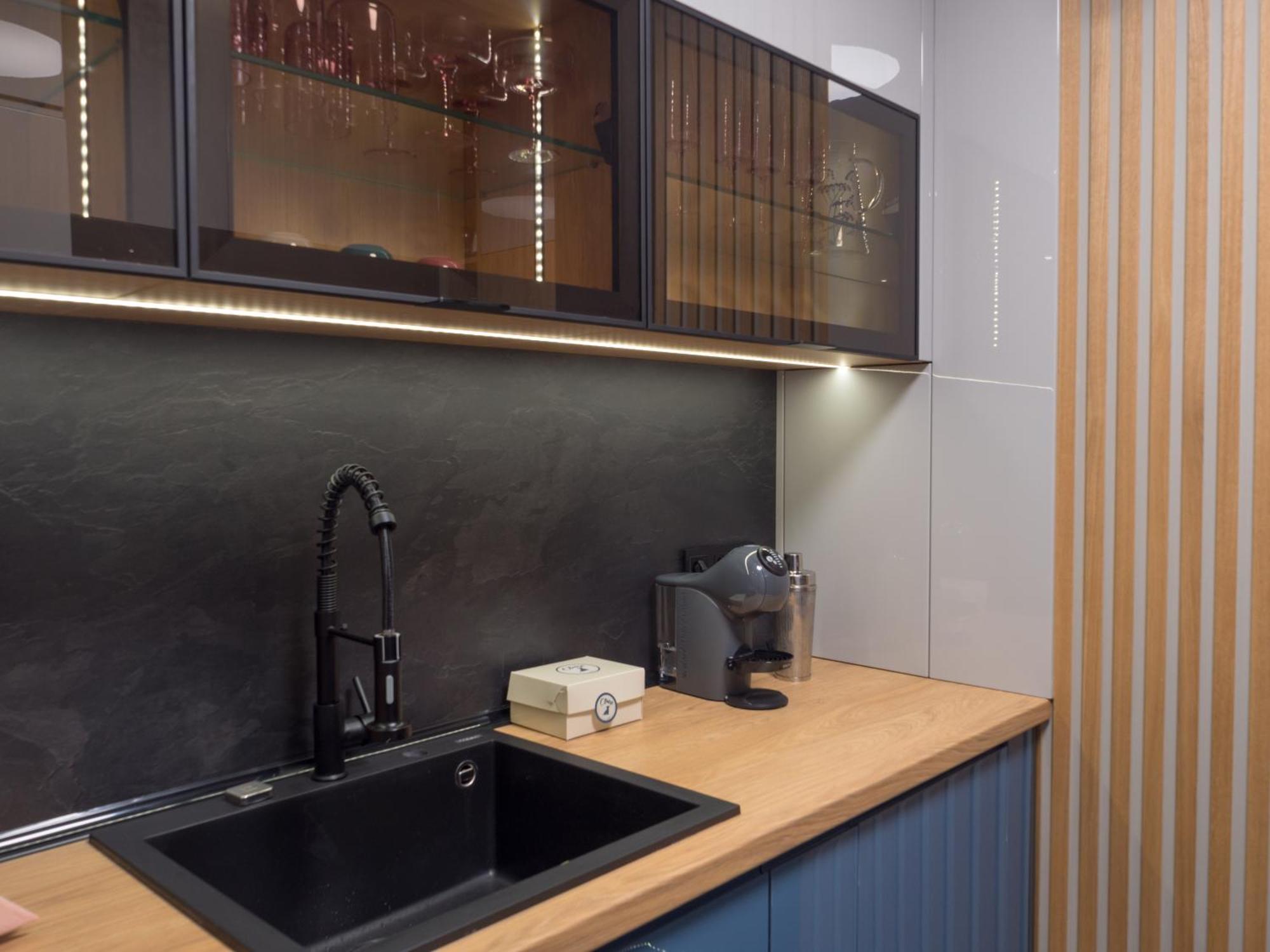 Blue Iris, 2br, Workspace, Jacuzzi And Stunning Views Apartemen